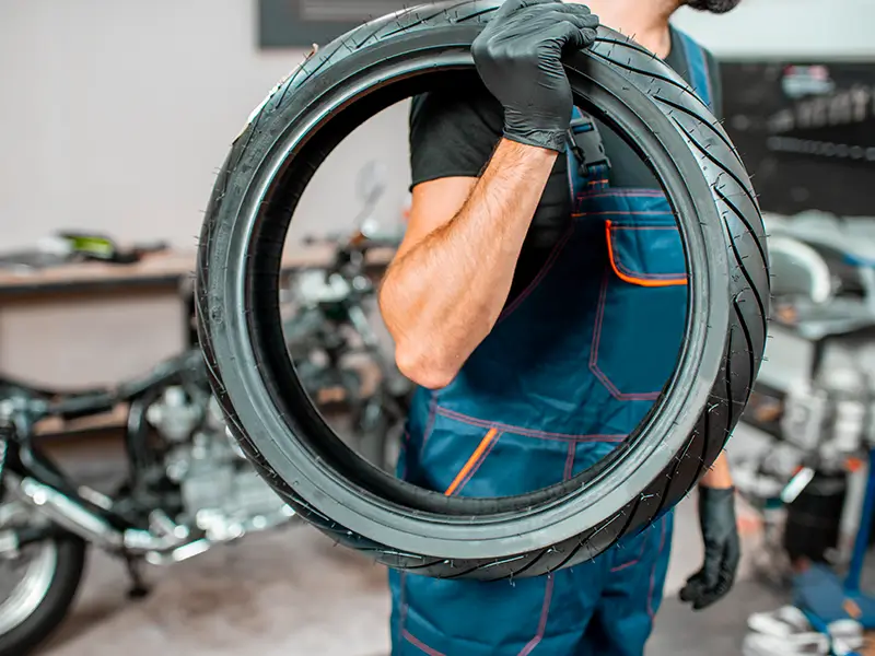 Pneu moto neuf prêt à être monté par l’atelier Bomerée-Pneus.