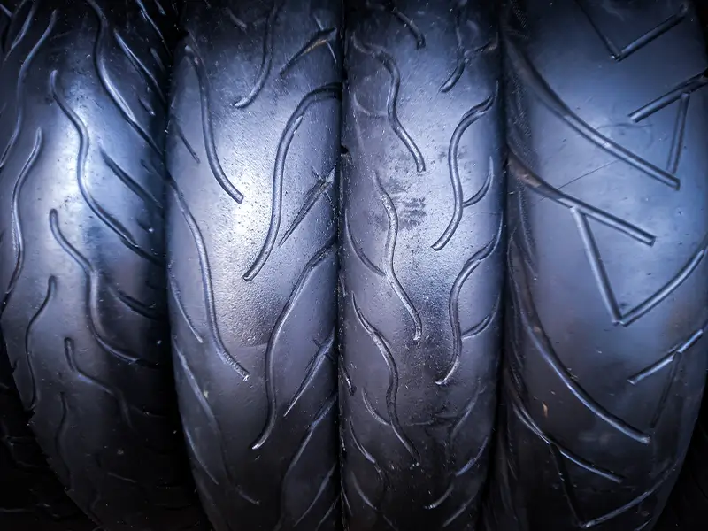 Sélection de pneus moto pour route, sport et touring chez Bomerée-Pneus.