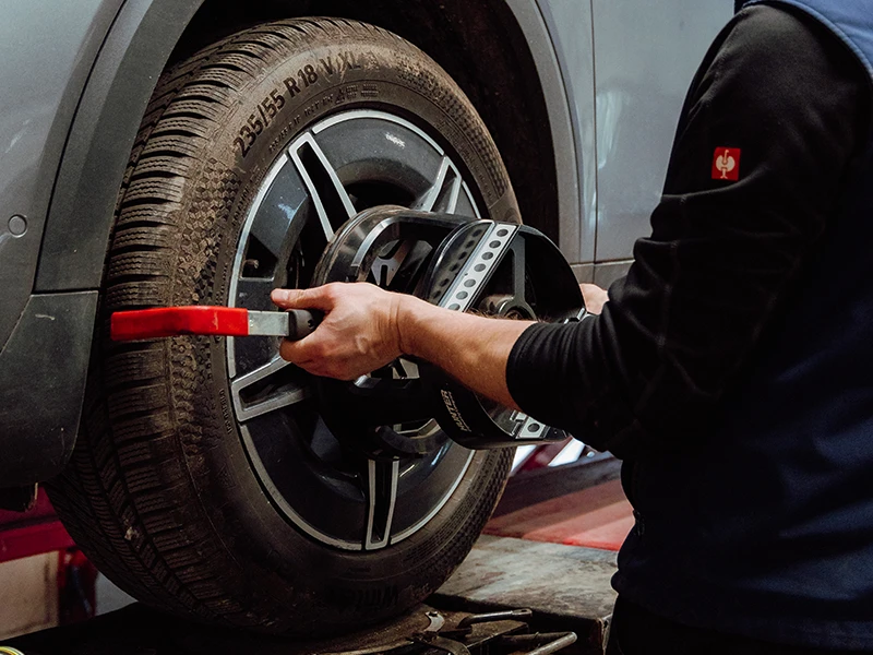Contrôle de géométrie sur une roue de voiture dans l’atelier Bomerée-Pneus.