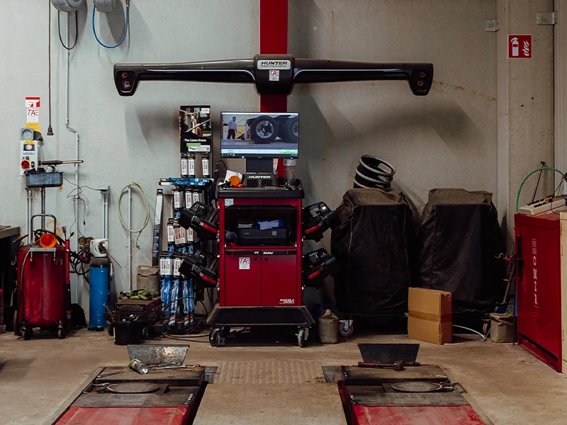 Poste de géométrie et ponts de contrôle dans l’atelier Bomerée-Pneus.