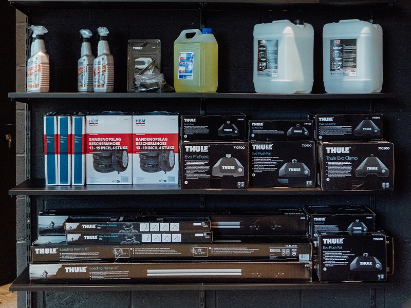 Rayonnage d’accessoires auto et produits Thule disponibles chez Bomerée-Pneus.